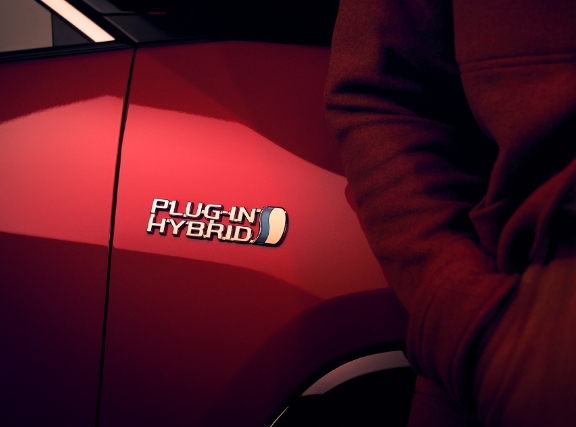 Czerwona Toyota, hybryda typu plug-in