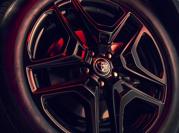 Czarne felgi Toyoty z czerwonymi akcentami