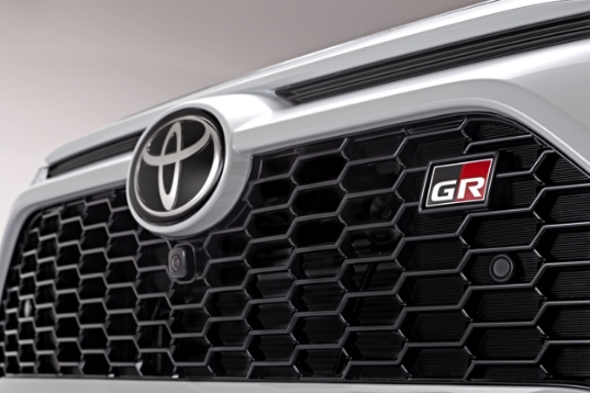 Grill Toyoty z logo GR