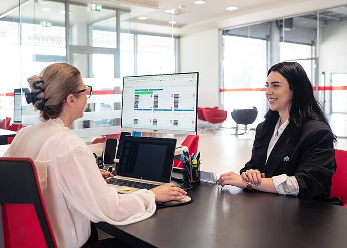 Klientka rozmawia z konsultantką w salonie